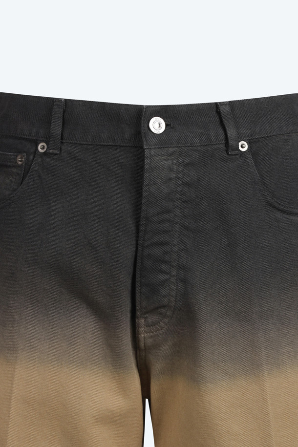 그라데이션 쇼츠 (Men)는 여름철 캐주얼 스타일을 완성해 줄 남성용 반바지입니다. 부드러운 면 소재로 제작되어 쾌적한 착용감을 선사하며, 동네 마실룩, 휴가룩, 여름 바캉스룩 등 다양한 TPO에 활용하기 좋습니다. 블랙, 베이지, 그라데이션 컬러 옵션으로 출시되어, 미니멀하고 리조트 분위기를 연출할 수 있습니다. 99% 코튼 함유로 편안함과 스타일을 동시에 잡은 아이템입니다.
