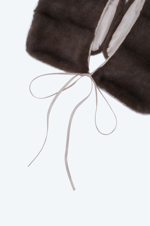 세련된 무드를 연출하는 여성용 퍼 칼라 액세서리입니다. 다크 카키 컬러의 부드러운 퍼 소재로 제작되어 가을, 겨울 시즌에 따뜻함과 우아함을 더해줍니다. 클래식하고 엘레강스한 스타일로, 무지 디자인에 리본 장식이 포인트로 더해져 여성스러운 매력을 강조합니다. 아우터나 니트에 탈부착하여 다양한 스타일을 연출할 수 있으며, 모임룩, 연말 모임룩에 활용하여 특별한 분위기를 연출할 수 있습니다.
