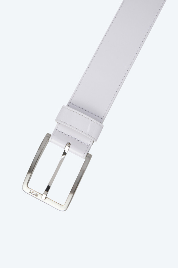 **에나멜 벨트**

세련된 무드의 에나멜 벨트입니다. 블랙과 화이트 두 가지 컬러로 출시되었으며, 모던하고 시크한 스타일을 연출합니다. 미니멀, 클래식, 시크한 스타일에 잘 어울리는 디자인으로, 데이트룩이나 쇼핑룩에 포인트를 더할 수 있습니다. 버클 여밈 방식으로 간편하게 착용 가능하며, 다양한 룩에 활용하기 좋은 아이템입니다. 무지 디자인으로 깔끔함을 더했습니다.
