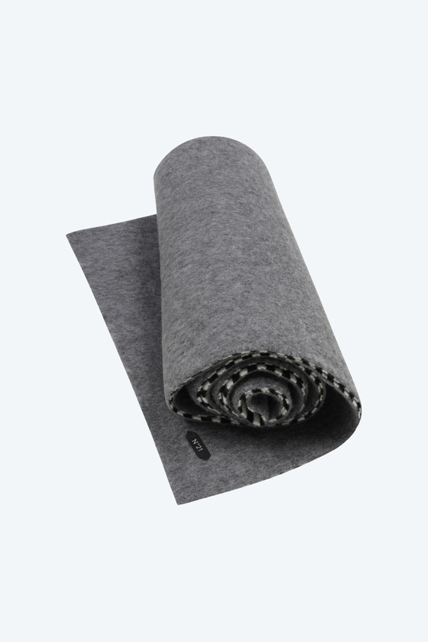 가을, 겨울 시즌을 위한 리버서블 머플러입니다. 부드러운 버진울 소재로 제작되어 포근한 착용감을 선사하며, 두꺼운 두께감으로 보온성을 높였습니다. 그레이 컬러 바탕에 스트라이프 패턴이 더해져 베이직하면서도 세련된 스타일을 연출합니다. 양면 사용이 가능한 리버서블 디자인으로, 하나의 머플러로 다양한 스타일을 연출할 수 있어 활용도가 높습니다. 겨울 데일리룩, 산책룩 등 캐주얼, 클래식, 미니멀 스타일을 즐겨 입는 분들께 추천합니다.
