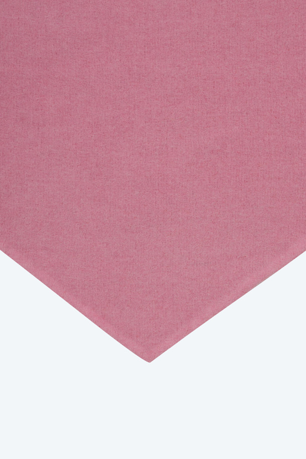 세련된 여성 쁘띠 머플러입니다. 울 혼방 소재로 제작되어 가을과 겨울, 따뜻하고 포근한 착용감을 선사합니다. 모던한 스타일의 쁘띠 머플러는 핑크와 블랙 두 가지 색상으로 출시되어, 어떤 겨울 데일리룩에도 잘 어울립니다. 스몰 로고 택 디테일이 포인트로 더해져, 클래식하면서도 미니멀한 디자인을 완성합니다.
