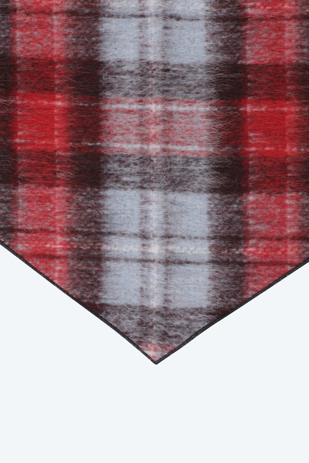 **쁘띠 체크 머플러**

가을, 겨울 시즌 캐주얼 스타일을 완성하는 쁘띠 체크 머플러입니다. 민트, 레드, 블랙 세 가지 색상으로 출시되어 데일리룩이나 산책룩에 포인트를 더합니다. 21 Pre Collection 제품으로, 로고택 디자인이 돋보이는 머플러입니다. 부드러운 촉감과 체크 패턴이 어우러져 클래식하면서도 미니멀한 매력을 선사합니다.
