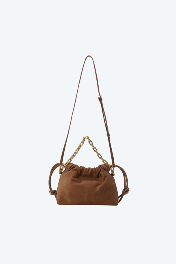 세련된 분위기를 연출하는 EVA 레더 백입니다. 부드러운 레더(가죽) 소재에 브라운 컬러가 더해져 클래식하면서도 시크한 매력을 선사합니다. 미디엄 사이즈의 버킷백 형태로, 숄더, 크로스, 클러치 등 다양한 스타일로 연출 가능하며, 조임용 끈 디테일이 돋보입니다. 데이트룩, 모임룩, 오피스룩 등 TPO(Time, Place, Occasion)에 구애받지 않고 폭넓게 활용할 수 있습니다. 미니멀하면서도 세련된 스타일을 추구하는 여성에게 완벽한 선택입니다.
