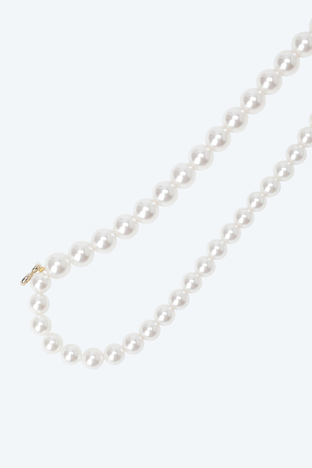 N21 더블 펄 넥크리스는 우아함과 클래식한 매력을 선사하는 여성용 목걸이입니다. 화이트 컬러의 진주 소재로 제작되었으며, 데일리룩, 데이트룩, 모임룩, 파티룩 등 TPO에 구애받지 않고 착용하기 좋습니다. 서로 다른 크기의 진주를 조합하고 더블 라인 디자인으로 세련된 포인트를 더했습니다. 클래식, 미니멀, 로맨틱 스타일을 즐기는 여성들에게 훌륭한 선택이 될 것입니다.
