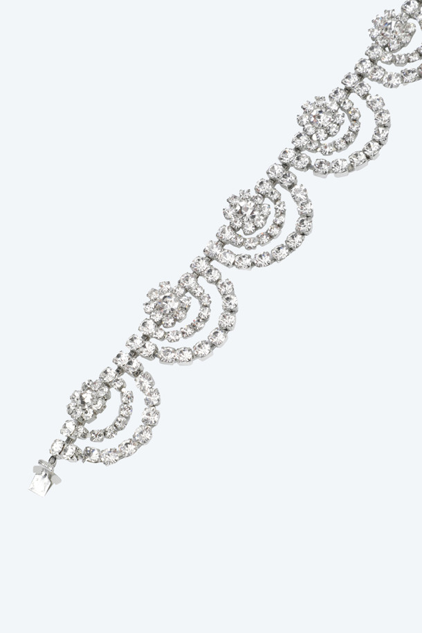 볼드 주얼 넥클리스는 화려하고 고급스러운 스타일을 연출해 주는 여성 목걸이입니다. 다양한 크기의 큐빅 장식이 섬세하게 세팅되어 있어, 은은하게 빛나는 실버 컬러가 돋보입니다. 데일리룩이나 파티룩에 포인트를 더해 특별한 날을 더욱 돋보이게 해줍니다. 클래식, 미니멀, 로맨틱 등 다양한 스타일과 매치하여 세련된 분위기를 연출할 수 있으며, 특히 심플한 의상에 착용하면 더욱 돋보이는 아이템입니다. 모임룩에도 잘 어울려 시선을 사로잡는 매력을 더해줍니다.
