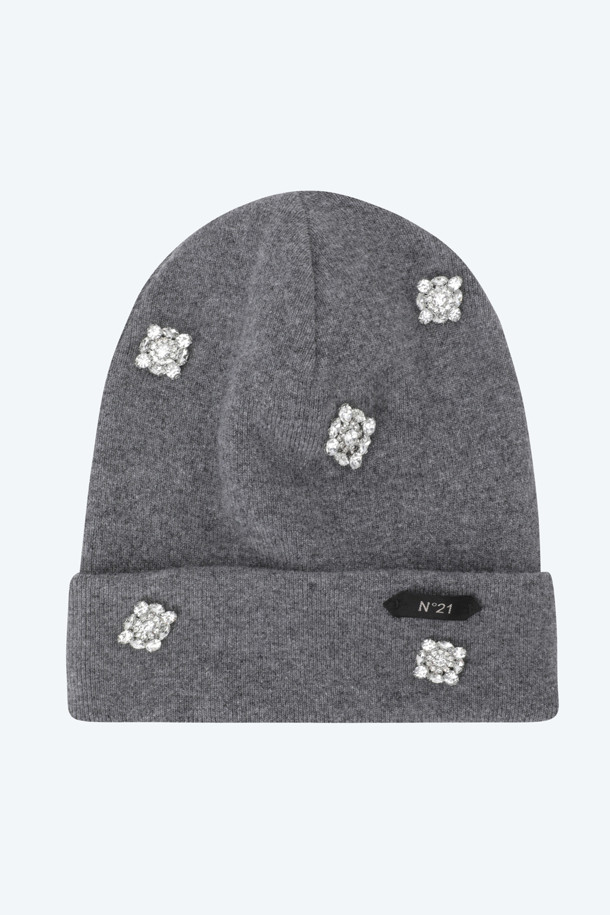 세련된 주얼 장식이 돋보이는 블랙 비니입니다. 버진울 소재로 제작되어 부드러운 촉감과 뛰어난 보온성을 자랑하며, 깊은 모자 깊이로 포근하게 착용할 수 있습니다. 가을, 겨울 시즌에 어울리는 두꺼운 두께감으로 따뜻함을 더하며, N21 프리 컬렉션 디자인으로 고급스러움을 더했습니다. 클래식, 미니멀, 캐주얼 스타일 모두 소화 가능하며, 출근룩과 모임룩에 포인트를 줄 수 있습니다.
