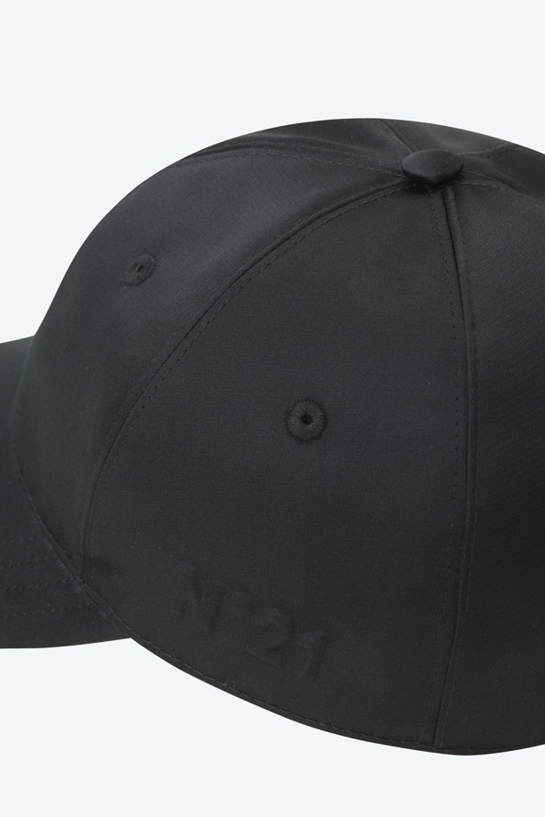 N21 (엔투애니원) 로고 사틴 캡은 부드러운 촉감의 사틴 소재로 제작되어 편안한 착용감을 선사합니다. 챙 넓이가 8cm로 햇빛 가리개 역할을 하며, 일상에서 캐주얼, 미니멀, 스포티한 스타일을 연출하기 좋습니다. 핑크, 스카이블루, 블랙 세 가지 색상으로 출시되어 취향에 맞게 선택할 수 있으며, N21 로고 엠보싱 장식이 디자인의 포인트입니다. 봄, 여름, 가을 계절에 산책룩, 동네 마실룩, 여행룩 등 다양한 TPO에 활용하기 좋은 아이템입니다. 공용으로 착용 가능합니다.
