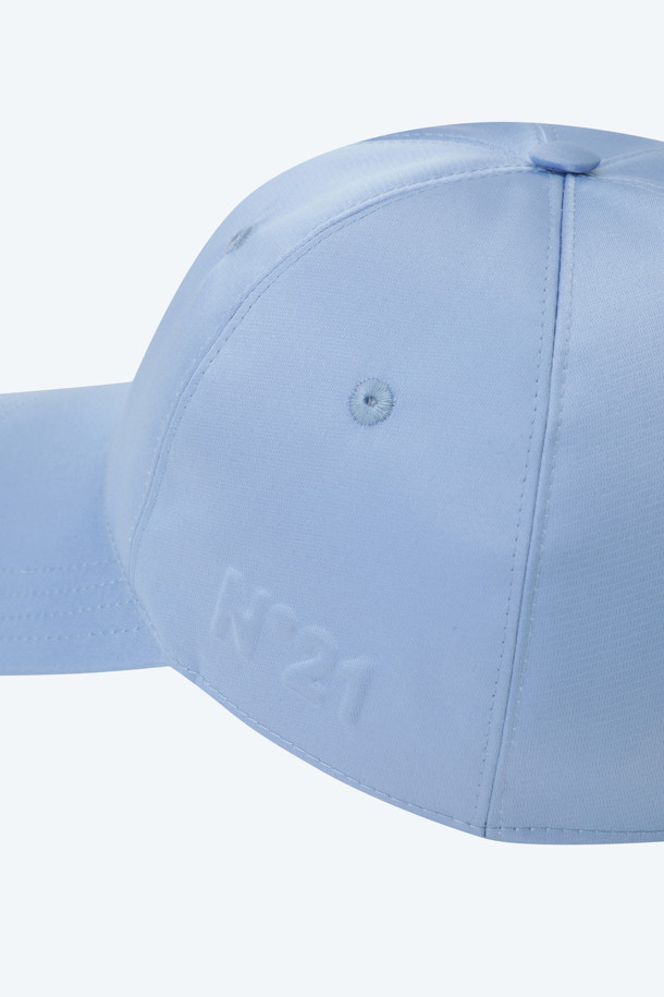 N21(엔투애니원) 로고 사틴 캡입니다. 부드러운 촉감의 사틴 소재로 제작되었으며, 일상에서 캐주얼, 미니멀, 걸리시 스타일을 연출하기 좋습니다. 핑크, 스카이블루, 블랙 세 가지 색상으로 출시되어 취향에 맞게 선택할 수 있습니다. 엠보싱 디자인의 로고가 돋보이며, 챙 넓이는 8cm, 머리둘레는 56cm입니다. 동네 마실룩, 산책룩, 여행룩 등 다양한 TPO에 활용해보세요.
