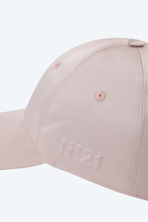 N21(엔투애니원) 로고 사틴 캡은 부드러운 촉감의 사틴 소재로 제작된 캡모자입니다. 핑크, 스카이블루, 블랙 세 가지 색상으로 출시되어 취향에 맞게 선택할 수 있습니다. 챙 넓이는 8cm이며, 엠보싱 디자인의 로고가 특징입니다. 캐주얼, 미니멀, 스포티한 스타일을 연출하기 좋으며, 동네 마실, 산책, 여행 등 다양한 일상에 활용하기 좋습니다. 머리둘레는 56cm입니다.
