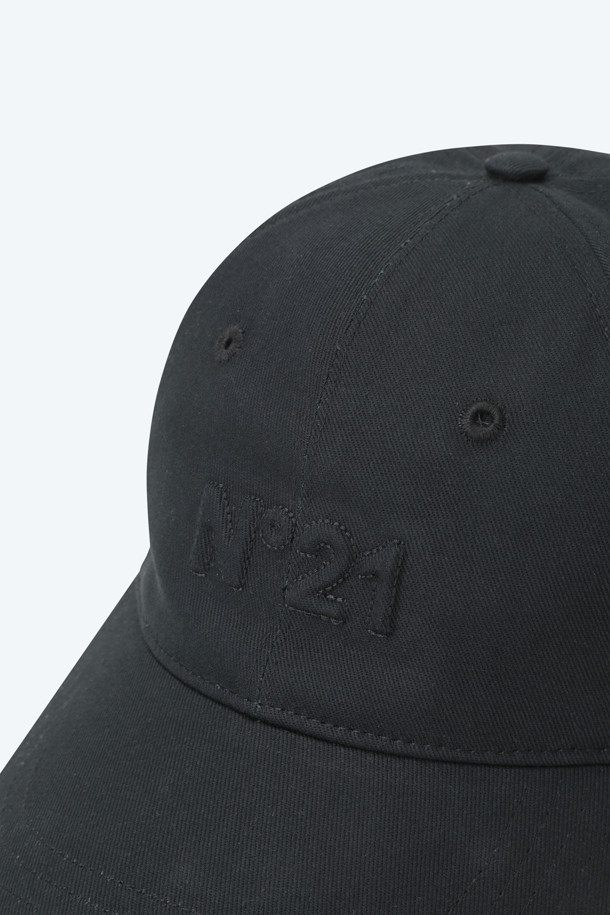 N21(엔투애니원) 로고 캡은 산책룩, 여행룩에 잘 어울리는 모자입니다. 핑크, 스카이블루, 블랙 세 가지 색상으로 출시되어 캐주얼, 미니멀, 스트리트 스타일을 연출하기 좋습니다. 면 소재로 제작되어 봄, 여름, 가을 계절에 착용하기 적합하며, 챙 넓이는 8cm입니다. N21(엔투애니원) 로고가 엠보싱 처리되어 디자인 포인트를 더한 캡입니다.
