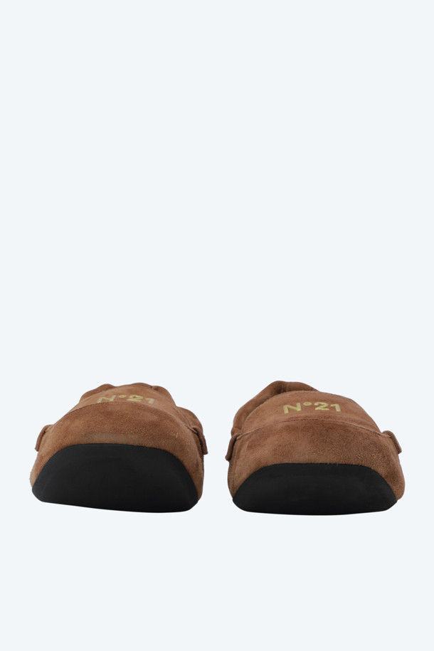 부드러운 스웨이드 소재와 염소가죽으로 제작되어 편안한 착용감을 선사하는 탄(Tan) 컬러의 여성용 플랫슈즈입니다. 1cm 굽 높이의 플랫 디자인과 라운드 토우가 발을 더욱 여성스럽게 연출하며, 안감은 시어링으로 마감하여 포근함을 더했습니다. 슬립온 스타일로 편하게 신고 벗을 수 있으며, 로우컷 탑라인이 발목을 드러내 다리가 길어 보이는 효과를 줍니다. 클래식, 미니멀, 캐주얼 스타일 모두 소화 가능하며, 골드 로고 장식이 고급스러움을 더해 데이트룩, 동네 마실룩, 카페룩 등 다양한 TPO에 활용할 수 있습니다. 봄, 가을 계절에 잘 어울리는 무지 디자인의 플랫슈즈입니다.
