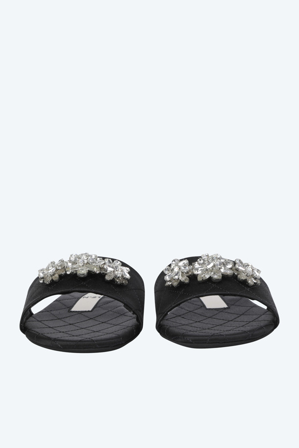 시크한 매력을 더하는 새틴 소재의 블랙 슬링백입니다. 부드러운 새틴 소재가 고급스러운 분위기를 연출하며, 발등을 감싸는 슬링백 디자인으로 편안한 착용감을 선사합니다. 로맨틱, 클래식, 미니멀 스타일 모두 소화 가능하며, 데이트룩, 모임룩, 파티룩 등 다양한 TPO에 활용할 수 있습니다. 섬세한 주얼 장식이 더해져 은은한 포인트를 더합니다. 일상 속 특별함을 더해줄 아이템입니다.
