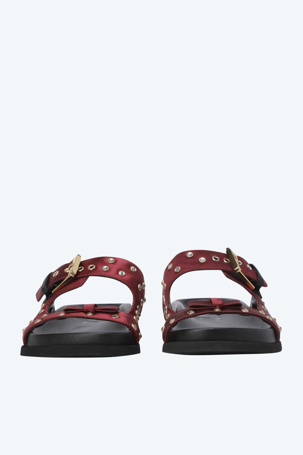 세련된 무드의 여성용 새틴 슬라이더입니다. 1cm 굽 높이의 플랫 디자인으로 편안한 착용감을 선사하며, 봄, 여름 계절에 어울립니다. 핫픽스 장식으로 포인트를 더해 데이트룩, 휴가룩, 리조트룩 등 다양한 TPO에 활용하기 좋습니다. 미니멀, 로맨틱, 리조트 스타일을 즐기는 분들께 추천합니다. 붉은색 컬러의 새틴 소재로 제작되어 고급스러운 느낌을 줍니다.
