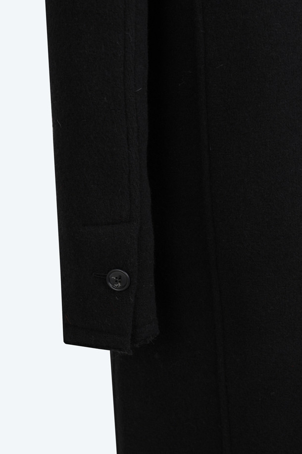 세련된 분위기를 연출하는 우븐 롱 코트입니다. 블랙 컬러의 울 소재로 제작되어 가을, 겨울 시즌 따뜻하게 착용할 수 있습니다. 클래식하고 미니멀한 스타일로 오피스룩, 겨울 데일리룩, 모임룩 등 다양한 TPO에 활용하기 좋습니다. 차이나칼라 디테일과 더블 버튼 여밈으로 세련된 디자인을 더했으며, 레귤러핏으로 편안하게 착용 가능합니다. 긴 소매의 맥시 기장으로 시크한 매력을 뽐내보세요.
