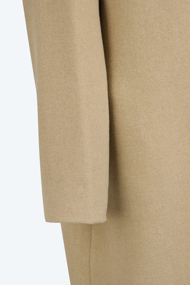 세련된 겨울 스타일을 완성하는 머플러 롱 코트입니다. 여성스러운 미니멀 무드를 연출하며, 가을과 겨울 시즌에 따뜻함과 스타일을 동시에 선사합니다. 탈부착 가능한 머플러가 있어 다양한 스타일링이 가능하며, 블랙과 베이지 두 가지 색상으로 만나볼 수 있습니다. 레귤러핏으로 편안하게 착용 가능하며, 롱 코트 디자인이 엘레강스한 분위기를 더합니다. 겨울 데일리룩, 오피스룩, 모임룩 등 다양한 TPO에 맞춰 클래식하고 시크한 스타일을 연출해보세요.
