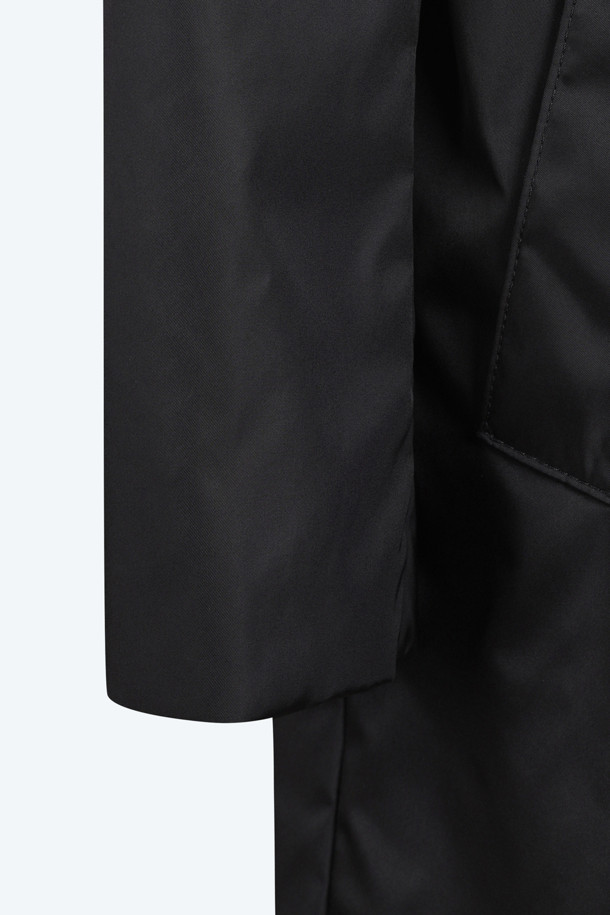 블랙 컬러의 여성용 카라 핫픽스 코트입니다. 봄, 가을에 어울리는 얇은 두께의 코듀로이 소재로 제작되었으며, 미니멀하고 클래식한 스타일을 연출합니다. 레귤러 핏과 싱글 버튼 여밈으로 깔끔한 실루엣을 선사하며, 핫픽스 장식과 카라 포인트가 특징입니다. 데이트룩, 오피스룩, 모임룩 등 다양한 TPO에 맞춰 클래식, 미니멀, 시크한 스타일을 완성해 보세요. 레귤러 기장의 긴소매 디자인입니다.
