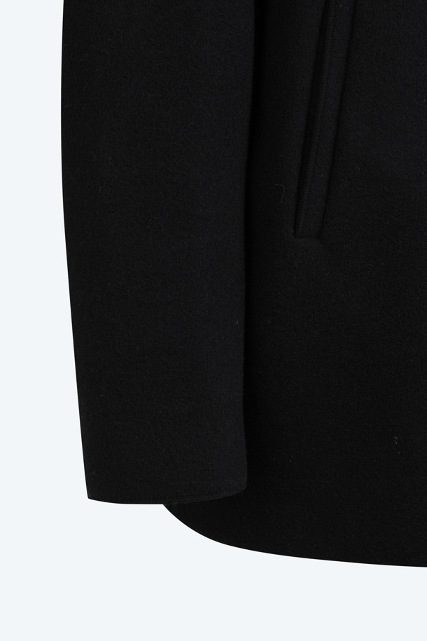 세련된 겨울 스타일을 완성해 줄 울 버튼 퍼코트입니다. 부드러운 울 소재와 두꺼운 두께감으로 뛰어난 보온성을 제공하며, 클래식한 디자인과 엉덩이를 덮는 기장으로 안정적인 착용감을 선사합니다. 블랙과 그레이 두 가지 색상으로 출시되어, 오피스룩, 모임룩, 연말 모임룩 등 다양한 TPO에 활용 가능합니다. 더블 버튼 여밈과 금장 버튼 디테일이 고급스러운 분위기를 더하며, 미니멀, 시크 스타일을 즐겨 입는 여성분들께 추천합니다. 피코트 디자인으로, 유행을 타지 않고 오래도록 소장할 수 있습니다.
