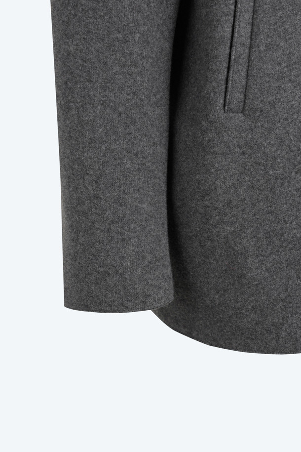 세련된 무드의 울 버튼 퍼코트입니다. 블랙과 그레이 두 가지 색상으로 출시되어, 어떤 룩에도 쉽게 매치할 수 있습니다. 엉덩이를 덮는 기장과 레귤러핏으로 편안하게 착용 가능하며, 클래식하고 엘레강스한 스타일을 연출합니다. 특히, 금장 버튼 디테일이 고급스러움을 더하며 오피스룩, 모임룩, 연말 모임룩 등 다양한 TPO에 활용하기 좋습니다. 가을, 겨울 시즌, 미니멀, 시크 스타일을 즐기는 여성분들께 추천합니다.
