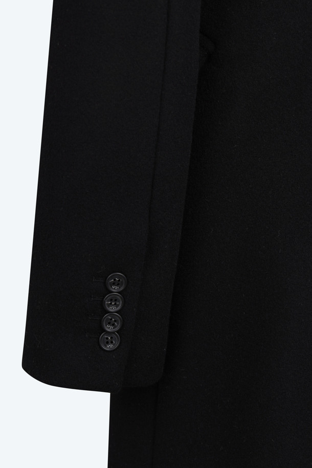 세련된 블랙 컬러의 머메이드 롱코트입니다. 울 소재로 제작되어 부드러운 촉감과 뛰어난 보온성을 자랑하며, 가을/겨울 시즌 포멀룩과 오피스룩에 적합합니다. 싱글 버튼 여밈 디자인과 롱 기장, 머메이드 핏으로 클래식하면서도 페미닌한 무드를 연출합니다. 출근룩, 모임룩 등 다양한 TPO에 시크하고 미니멀한 스타일을 더해보세요.
