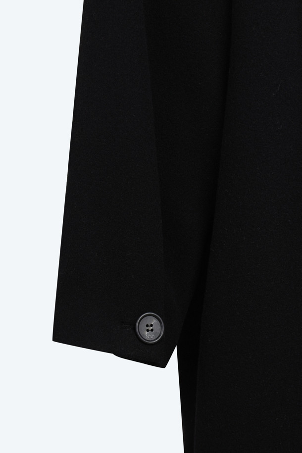 세련된 겨울 스타일을 완성하는 더블 울 롱 코트입니다. 블랙과 옐로우 두 가지 컬러로 출시되어, 미니멀하고 베이직한 스타일을 선호하는 분들께 적합합니다. 울 소재 특유의 고급스러운 분위기와 두꺼운 두께감으로 따뜻함을 제공하며, 롱 기장과 더블 버튼 여밈으로 클래식하고 시크한 멋을 더했습니다. 출근룩, 오피스룩, 모임룩 등 다양한 TPO에 활용 가능하며, 베이직한 디자인으로 어떤 스타일에도 쉽게 매치할 수 있습니다.
