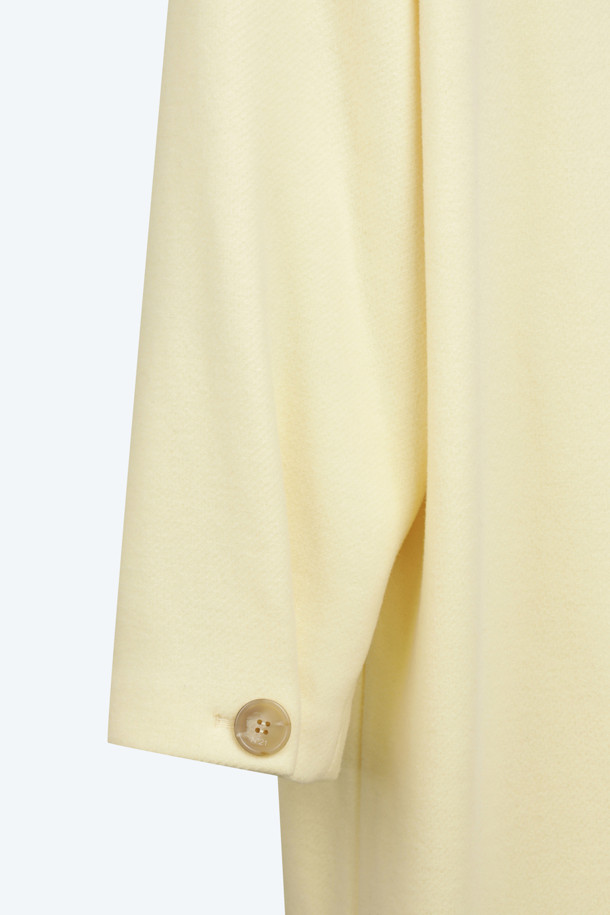 세련된 스타일을 완성하는 더블 울 롱 코트입니다. 블랙과 옐로우 두 가지 색상으로 출시되어, 당신의 개성을 드러낼 수 있습니다. 울 소재 특유의 고급스러운 분위기와 두꺼운 두께감으로 겨울철에도 따뜻하게 착용할 수 있습니다. 미니멀하고 베이직한 디자인에 롱 기장과 레귤러핏으로 제작되어 출근룩은 물론 다양한 스타일 연출에 활용하기 좋습니다. 탄탄한 울 혼방 소재와 더블 버튼 여밈 방식이 클래식한 멋을 더합니다.
