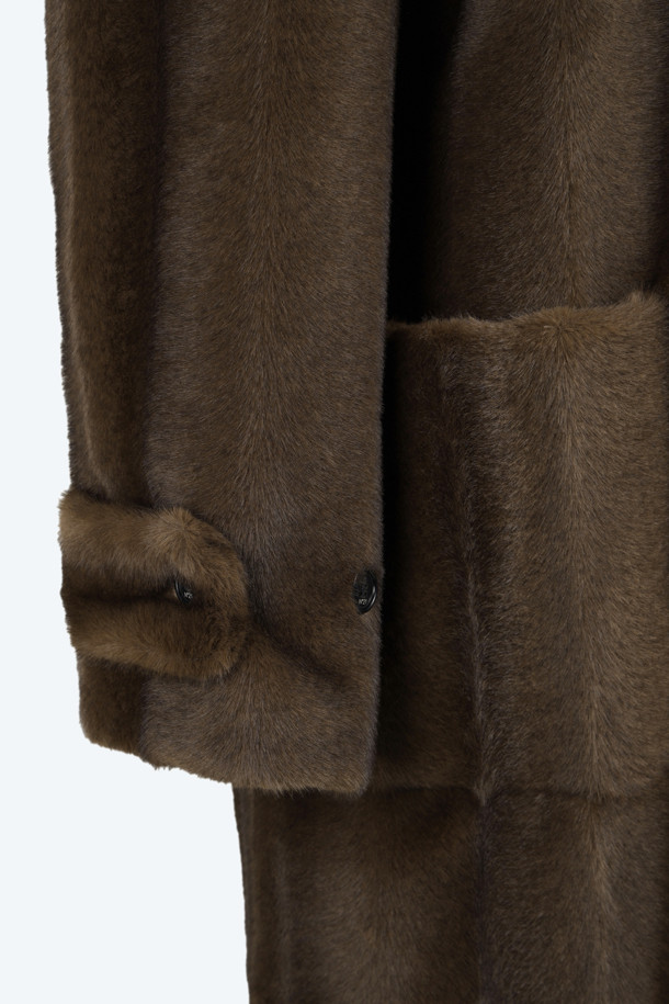 부드러운 인조 퍼 소재로 포근함을 더한 에코 퍼 더플 코트입니다. 클래식한 무드의 브라운 컬러에 롱 기장과 루즈핏으로 편안한 착용감을 선사합니다. 겨울철 보온성을 높여주는 두꺼운 두께감과 토글 버튼 디테일이 돋보이며, 긴 소매 디자인으로 따뜻하게 연출할 수 있습니다. 출근룩과 모임룩, 클래식, 미니멀, 캐주얼 등 다양한 스타일과 TPO에 활용 가능합니다.
