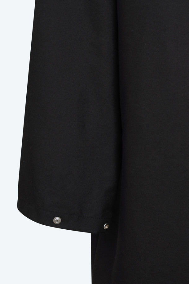 **코튼 피코트**

간절기에 적합한 코튼 소재의 피코트입니다. 블랙 컬러의 무지 디자인으로, 클래식하고 미니멀한 스타일을 연출합니다. 더블 버튼 여밈 방식과 레귤러 핏으로, 출근룩과 모임룩 모두에 활용 가능합니다. 와이드 칼라와 심플한 실루엣이 특징이며, 반소매 기장으로 세련된 느낌을 줍니다. 면과 폴리에스테르 혼방 소재로 제작되어 편안한 착용감을 선사합니다.
