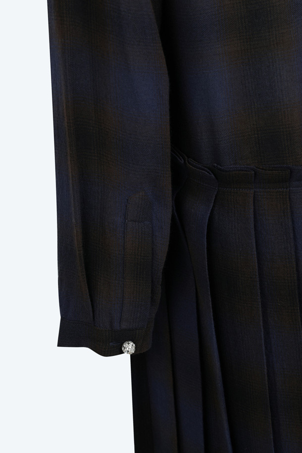 네이비와 블랙 컬러로 구성된 비스코스 소재의 체크 드레스입니다. 봄, 가을에 어울리는 얇은 두께감과 부드러운 촉감이 특징이며, 루즈핏에 플리츠 치마로 편안하면서도 여성스러운 실루엣을 연출합니다. 브이넥 라인과 긴소매, 블라우스 스타일 디자인으로 클래식하고 미니멀한 무드를 더했습니다. 데이트룩, 모임룩, 카페룩 등 다양한 TPO에 맞춰 활용할 수 있으며, 체크 패턴이 세련된 포인트를 더해줍니다.
