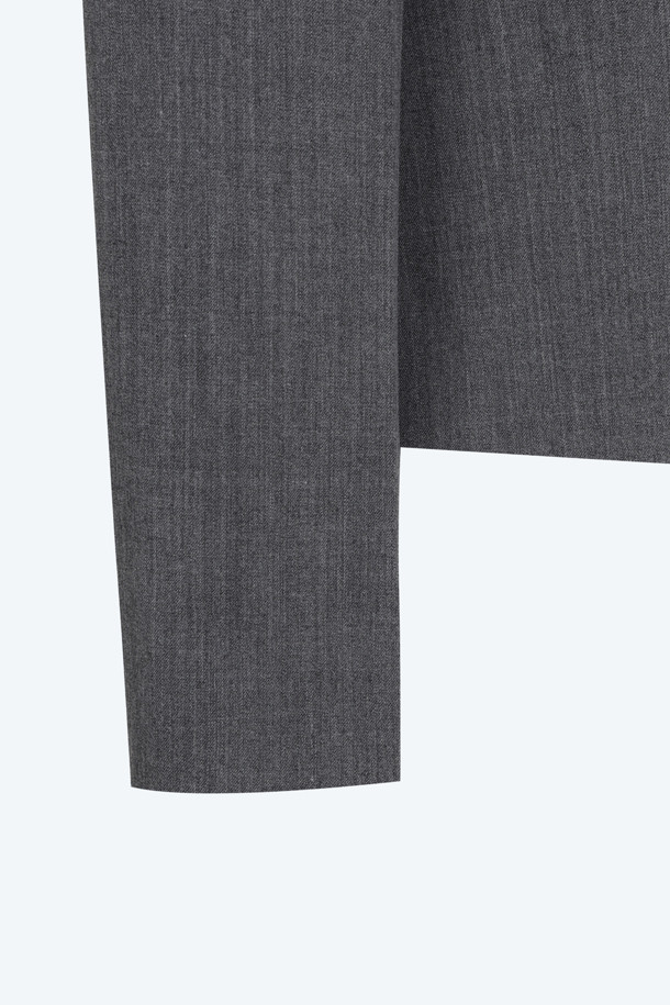 세련된 무드의 우븐 쁘띠 재킷입니다. 부드러운 촉감의 울 소재로 제작되었으며, 봄, 가을 시즌에 착용하기 좋습니다. 블랙과 그레이 두 가지 컬러로 출시되어, 모던하고 미니멀한 스타일을 연출합니다. 테일러드 코트 타입에 크롭 기장과 레귤러핏으로, 출근룩, 오피스룩, 모임룩 등 다양한 TPO에 활용 가능합니다. 버튼 여밈 방식에 긴 소매 디자인으로 클래식, 미니멀, 시크한 스타일을 완성해 보세요.
