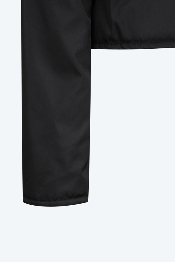 세련된 블랙 컬러의 패디드 쁘띠 재킷입니다. 봄, 가을 시즌에 어울리는 여성용 아우터로, 미니멀하고 클래식한 스타일을 연출합니다. 두꺼운 두께감과 광택감이 돋보이며, 크롭 기장과 버튼 여밈 방식으로 디자인되었습니다. 폴리아미드 소재로 제작되어 편안하면서도 시크한 분위기를 선사하며, 데이트룩, 모임룩 등 다양한 TPO에 활용 가능합니다. 겨울에는 패딩 안감으로 따뜻하게 착용할 수 있습니다.
