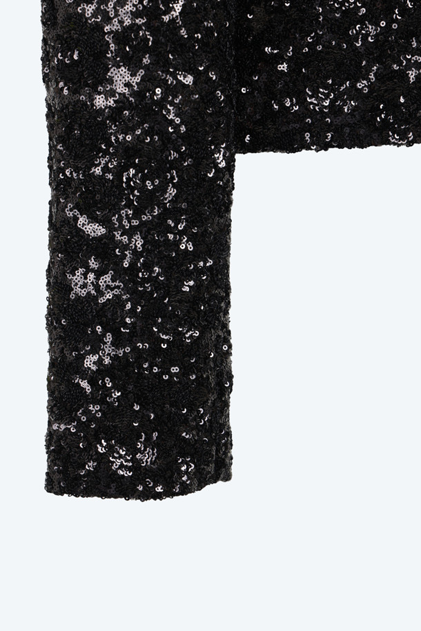 블랙 시퀸 쁘띠 재킷은 파티룩과 모임룩에 완벽한 아이템입니다. 엘레강스하면서도 화려한 스타일을 연출하며, 슬림핏 크롭 자켓 디자인으로 세련된 핏을 선사합니다. 봄, 가을 시즌에 적합하며, 오픈 스타일로 편안하게 착용할 수 있습니다. 긴 소매와 얇은 두께감의 시퀸 소재는 은은하게 빛나 특별한 날 당신을 돋보이게 합니다. 셋업으로 스타일링하여 클래식, 시크, 로맨틱 무드를 완성해보세요.
