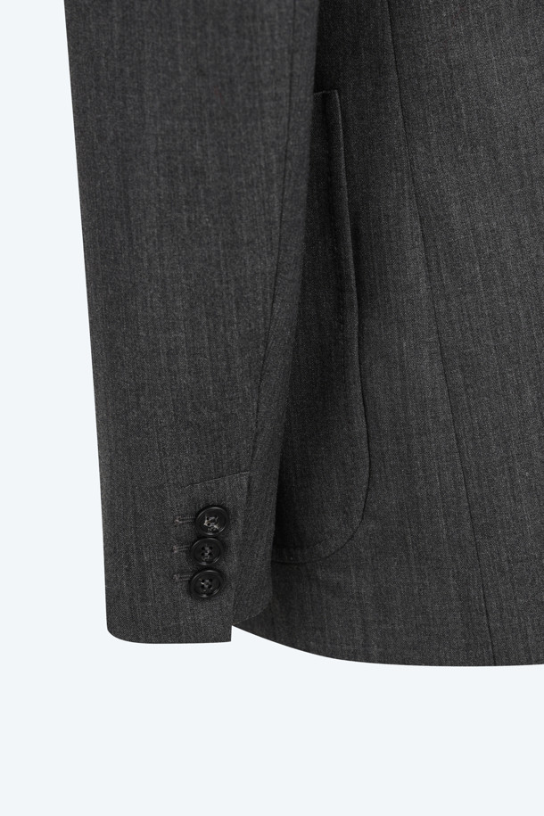 클래식한 무드의 우븐 더블 재킷입니다. 울 소재로 제작되어 고급스러운 느낌을 선사하며, 봄, 가을 시즌에 착용하기 좋습니다. 블랙과 그레이 두 가지 색상으로 출시되어, 오피스룩, 출근룩, 모임룩 등 다양한 TPO에 활용하기 좋습니다. 레귤러핏으로 편안하게 착용 가능하며, 미니멀하고 시크한 스타일을 연출하기에 적합합니다. 긴소매의 더블 버튼 디자인으로 세련된 느낌을 더했습니다.
