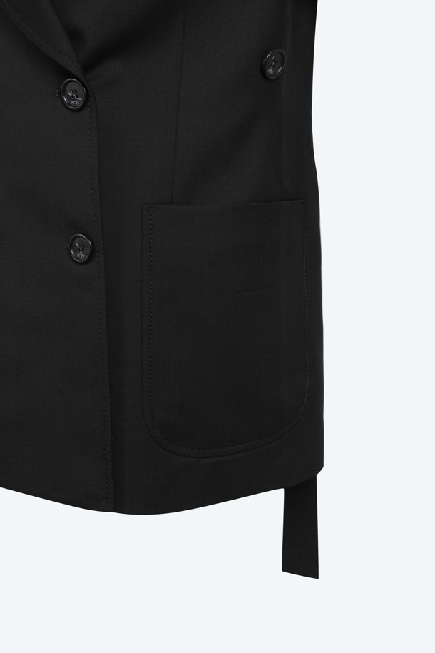 세련된 여성의 겨울 스타일을 완성하는 더블 버튼 재킷입니다. 블랙과 그레이 두 가지 컬러로 출시되어, 어떤 룩에도 시크하게 매치할 수 있습니다. 클래식하고 미니멀한 디자인에 레귤러 핏으로, 오피스룩, 출근룩, 겨울 데일리룩 등 다양한 TPO에 활용하기 좋습니다. 버진울 100% 소재로 제작되어 보온성이 뛰어나며, 두꺼운 두께감으로 겨울 추위에도 끄떡없습니다. 긴 소매와 더블 버튼 여밈, 무지 디자인이 특징인 자켓으로, 당신의 겨울 스타일을 더욱 돋보이게 해줄 것입니다.
