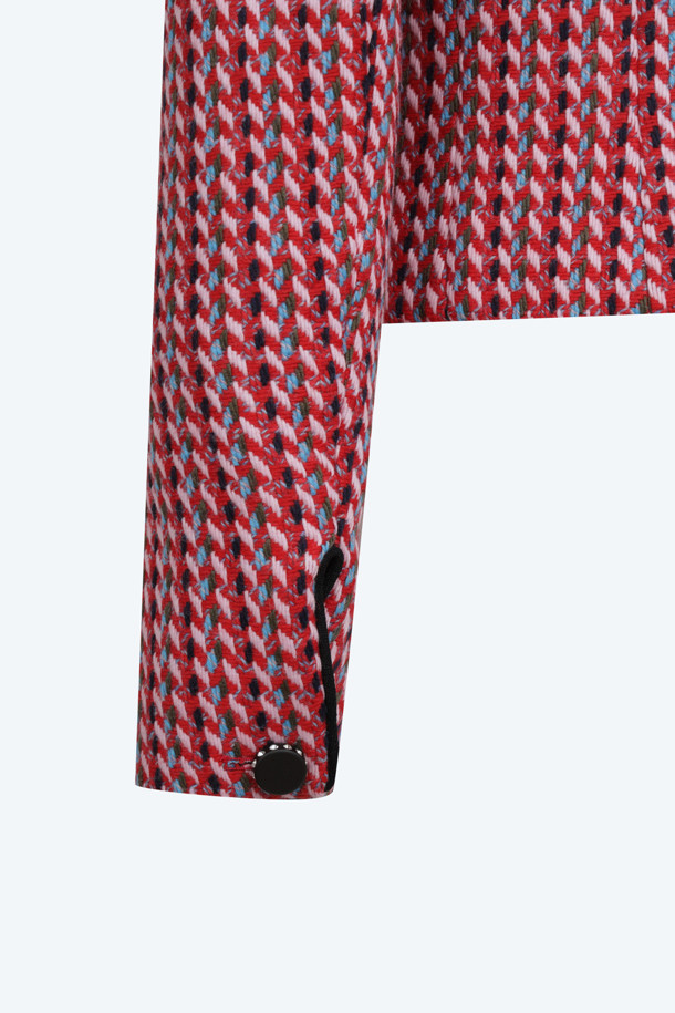 레드 체크 재킷은 울 소재로 제작되어 간절기에 착용하기 좋은 아우터입니다. 클래식, 캐주얼, 포멀한 스타일을 모두 아우르는 디자인으로, 데이트룩, 모임룩, 비즈니스 캐주얼에 활용하기 좋습니다. 크롭 기장에 긴 소매, 블랙 카라 디테일이 돋보이며, 체크 패턴이 경쾌한 느낌을 더합니다. 버튼 여밈 방식으로 편안하게 착용할 수 있으며, 미니멀하면서도 세련된 스타일을 연출합니다.
