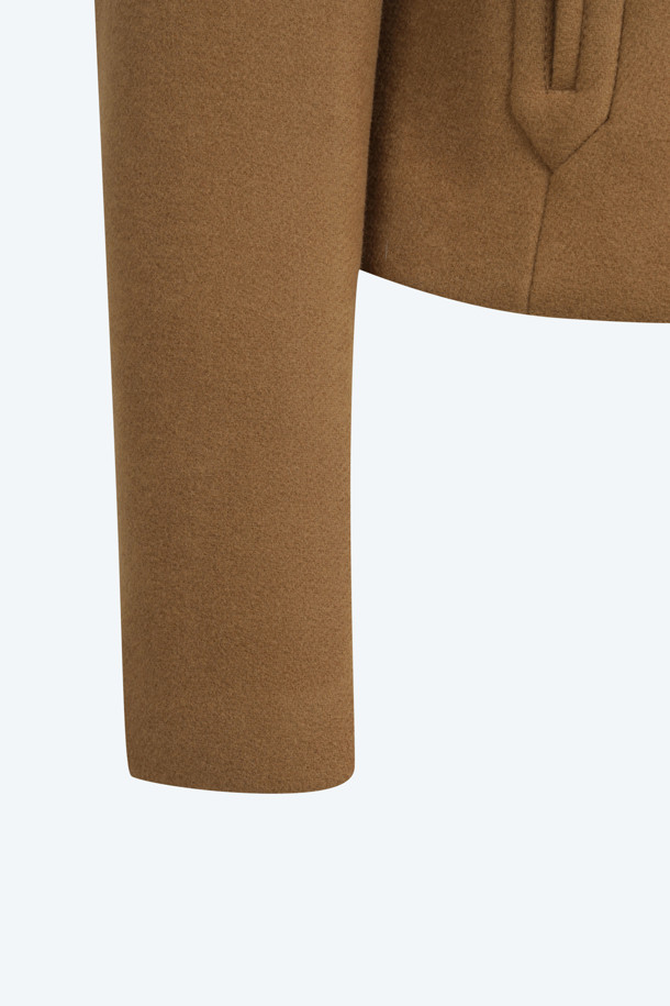 가을과 겨울, 당신의 품격을 높여줄 브라운 울 재킷입니다. 클래식하고 시크한 스타일을 연출하기에 완벽하며, 오피스룩, 출근룩, 모임룩 등 TPO에 구애받지 않고 활용할 수 있습니다. 두꺼운 울 소재로 제작되어 따뜻하고 포근하며, 레귤러 핏으로 편안한 착용감을 선사합니다. 크롭 기장에 싱글 버튼 여밈, 빅 라운드 버튼 디테일이 더해져 고급스러움을 더했습니다. 긴 소매 기장으로 어떤 옷차림에도 세련되게 매치할 수 있습니다.
