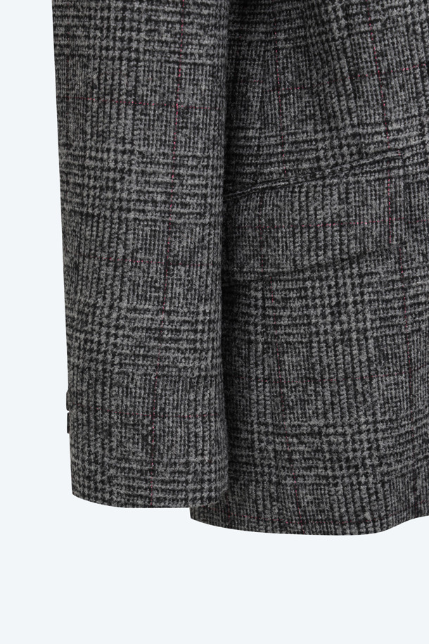 세련된 스타일을 완성하는 여성용 체크 울 자켓입니다. 가을, 겨울 시즌에 어울리는 두꺼운 두께감으로 포근함을 더하며, 클래식한 디자인과 테일러드핏이 돋보입니다. 더블 버튼 여밈 방식으로 포인트를 주고, 그레이 컬러의 체크 패턴이 세련된 분위기를 연출합니다. 데일리룩부터 오피스룩, 출근룩, 모임룩까지 폭넓게 활용할 수 있는 실용적인 아이템입니다. 울과 폴리에스테르 혼방 소재로 제작되어 부드러운 촉감과 편안한 착용감을 선사합니다.
