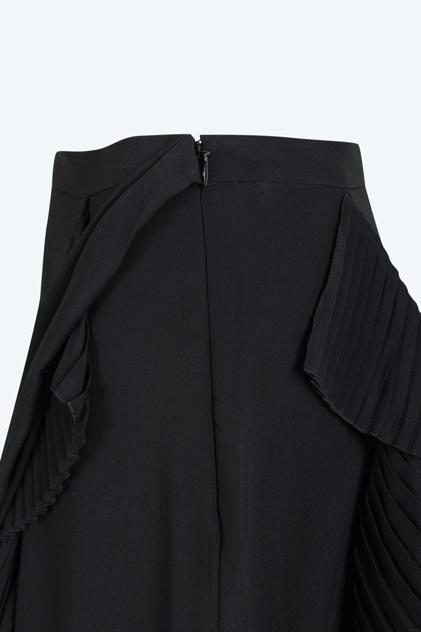 실크 프릴 스커트는 여성 의류로, 엘레강스한 스타일을 연출해 줍니다. 버건디와 블랙 두 가지 색상으로 출시되었으며, 실크 혼방 소재로 제작되어 부드러운 촉감을 선사합니다. A라인 핏과 프릴 디테일이 특징이며, 데이트룩, 모임룩, 소개팅룩과 같은 TPO에 적합합니다. 클래식, 미니멀, 로맨틱 스타일을 즐겨 입는 분들에게 추천합니다.
