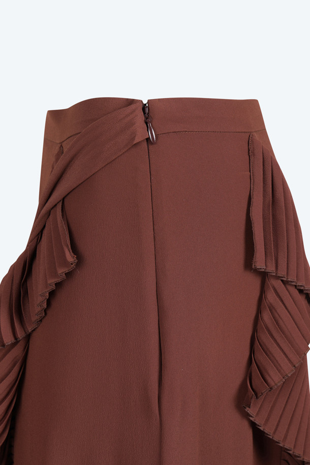 우아하고 여성스러운 실루엣을 연출하는 실크 프릴 스커트입니다. 부드러운 촉감의 실크 소재로 제작되어 편안한 착용감을 선사하며, A라인 핏과 프릴 디테일이 특징입니다. 버건디와 블랙 두 가지 세련된 컬러로 제공되어, 데이트룩, 모임룩, 소개팅룩 등 다양한 TPO에 활용하기 좋습니다. 클래식, 미니멀, 로맨틱 스타일을 즐겨 입는 여성분들께 추천합니다. 사계절 내내 활용 가능한 아이템으로, 엘레강스하고 우아한 무드를 연출해 보세요.
