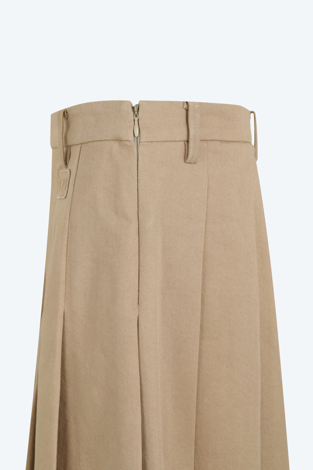 베이직한 무드의 코튼 플리츠 스커트입니다. 봄, 여름, 가을, 세 계절 모두 활용 가능한 적당한 두께감의 면 소재로 제작되어 편안한 착용감을 선사합니다. 클래식하고 미니멀한 스타일을 연출하기 좋으며, 플리츠 디테일이 여성스러운 분위기를 더합니다. 데이트룩이나 카페룩에 매치하여 세련된 스타일을 완성해 보세요. 무지 디자인으로 다양한 상의와 쉽게 코디할 수 있습니다.
