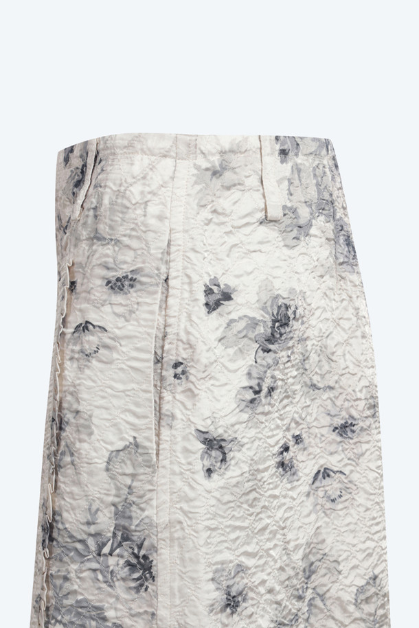 플라워 프린트 미디 스커트는 여성스러운 분위기를 연출하는 미디스커트입니다. 비스코스 소재로 제작되어 부드러운 촉감을 선사하며, 봄과 여름 계절에 적합합니다. 화이트와 그레이 컬러에 플라워 패턴이 더해져 빈티지하면서도 페미닌한 스타일을 강조합니다. H라인의 레귤러핏으로, 데이트룩, 카페룩, 모임룩 등 다양한 TPO에 활용 가능하며, 클래식, 로맨틱, 미니멀 스타일을 즐기는 분들께 추천합니다.
