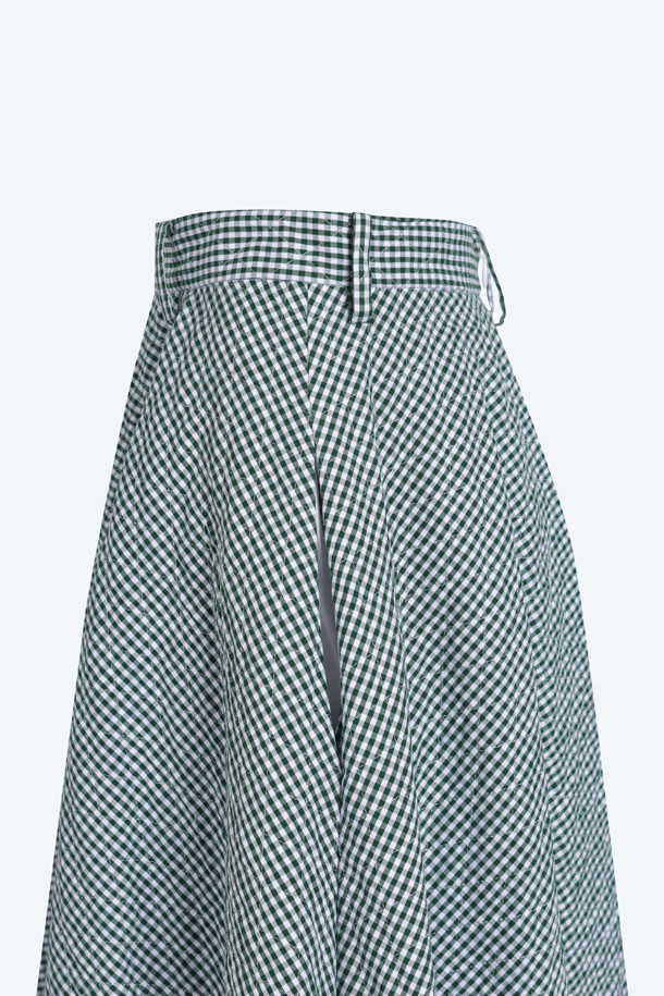 체크 패턴 플리츠 스커트는 여성스러운 클래식 스타일을 연출하는 A라인 플리츠 스커트입니다. 면 소재로 제작되어 편안한 착용감을 선사하며, 빅플리츠 디자인으로 포인트를 더했습니다. 데이트룩, 모임룩, 출근룩 등 다양한 TPO에 활용 가능하며 미니멀, 걸리시 스타일을 즐겨 입는 분들께 추천합니다. 체크 패턴이 매력적인 이 스커트는 당신의 옷장에 세련된 무드를 더해줄 것입니다.
