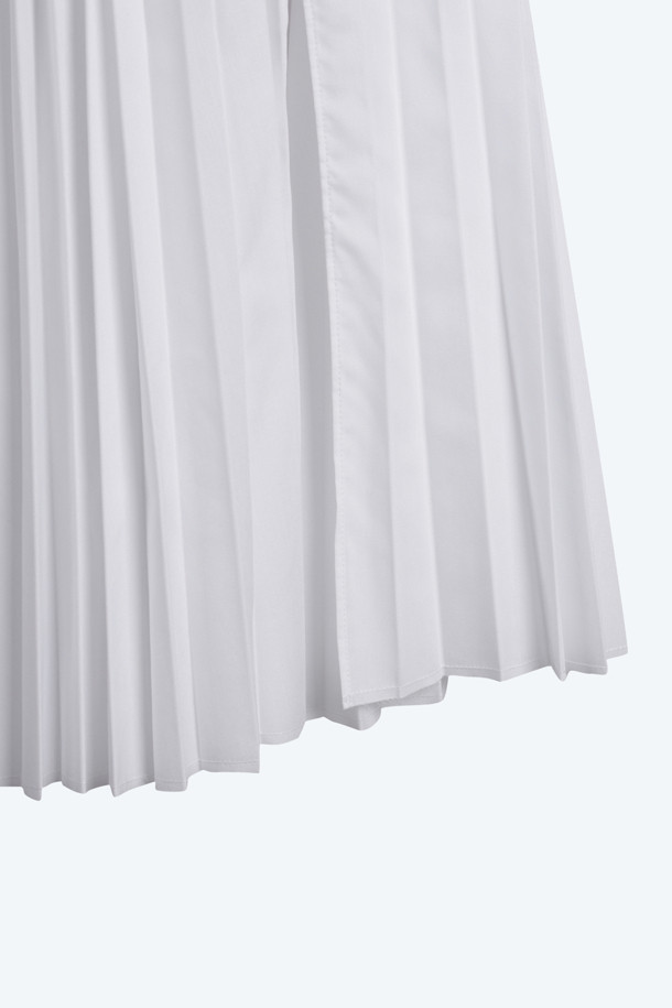 아코디언 플리츠 스커트는 여성 의류로, 봄과 여름에 어울리는 얇은 두께감의 플리츠 스커트입니다. A라인과 플리츠 디자인이 특징이며, 미니멀, 클래식, 캐주얼 스타일을 연출할 수 있습니다. 블랙과 화이트 두 가지 색상으로 제공되어 다양한 상의와 매치하기 용이합니다. 데이트룩, 카페룩, 쇼핑룩 등 다채로운 TPO에 활용할 수 있는 베이직한 아이템입니다. 아코디언 플리츠 디테일이 돋보이는 디자인으로, 세련된 룩을 완성해보세요.
