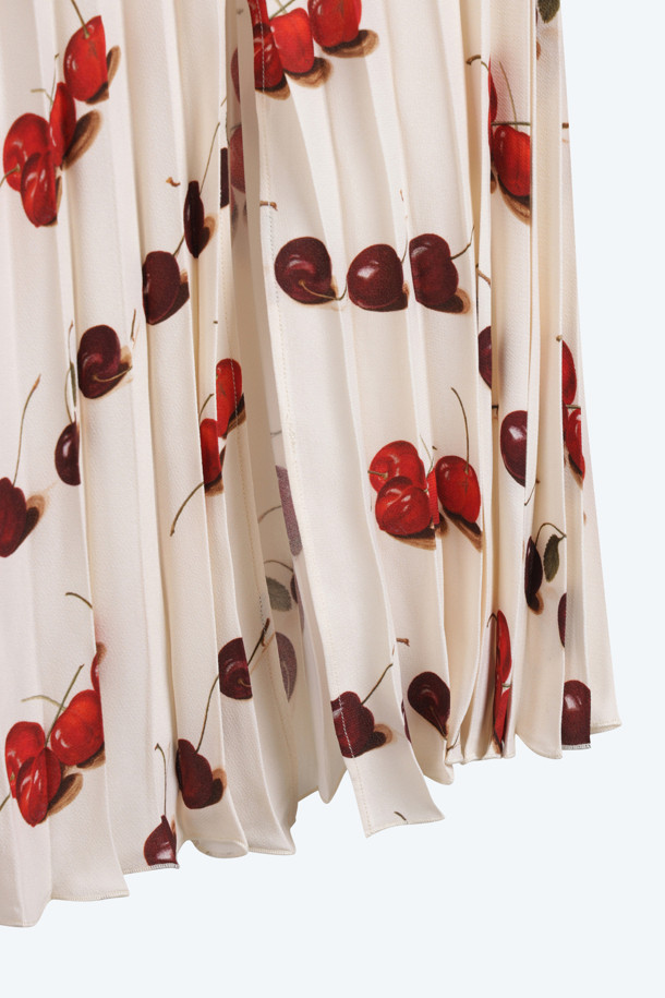 아코디언 플리츠 패턴 스커트는 여성용 플리츠 스커트입니다. 아이보리, 레드 두 가지 색상으로 출시되었으며, 봄, 여름 데일리룩에 잘 어울립니다. A라인 핏과 아코디언 플리츠 디자인이 사랑스러운 분위기를 연출하며, 체리 프린트 패턴으로 포인트를 더했습니다. 얇은 두께감으로 시원하게 착용 가능하며, 데이트룩, 봄 소풍룩, 카페룩 등 다양한 TPO에 활용할 수 있습니다. 미니멀하면서도 걸리시한 스타일을 선호하는 분들께 추천합니다.
