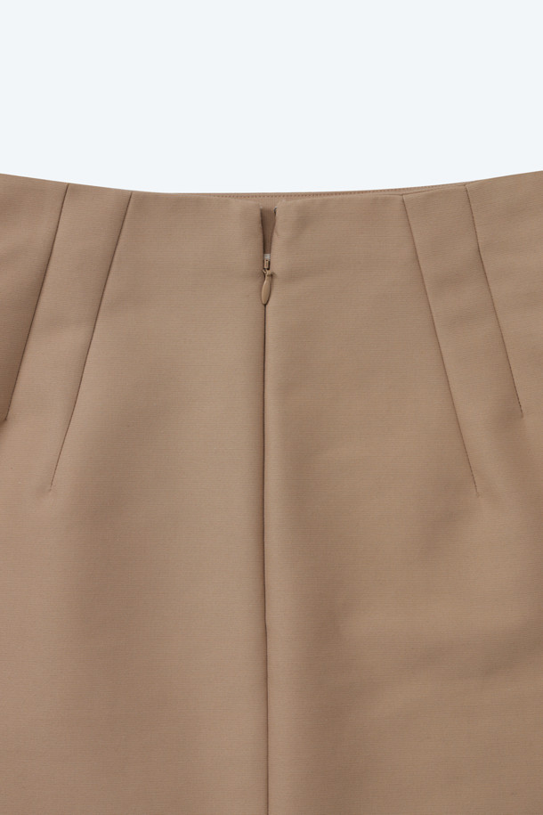 베이지 미니 스커트는 여성 의류로, 일상생활에서 활용하기 좋은 아이템입니다. 미니멀하고 베이직한 스타일을 추구하며, H라인 핏에 하이웨이스트 디자인으로 제작되었습니다. 우븐 소재의 무지 패턴으로, 사계절 내내 착용할 수 있는 실용적인 제품입니다. 데이트룩이나 쇼핑룩에 매치하여 미니멀, 클래식, 캐주얼 스타일을 연출해보세요.
