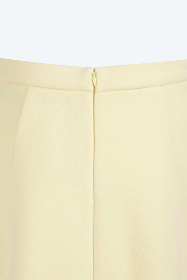 부드러운 울 소재로 제작되어 따뜻하고 포근한 파스텔 울 스커트입니다. 여성스러운 A라인 핏과 미니 기장으로 다리가 길어 보이는 효과를 선사하며, 무지 디자인으로 어떤 상의와도 쉽게 매치할 수 있습니다. 가을, 겨울 시즌에 어울리는 두꺼운 두께감으로 보온성을 높였으며, 데이트룩, 출근룩, 모임룩 등 다양한 TPO에 활용 가능합니다. 클래식, 미니멀, 걸리시 스타일을 모두 아우르는 활용도 높은 아이템으로, 부드러운 촉감이 특징입니다. 
