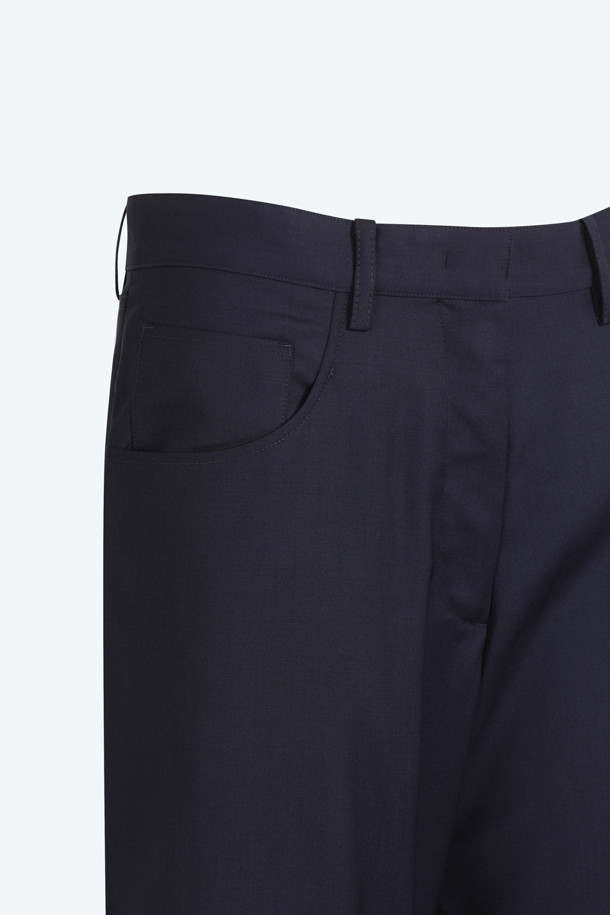 버진울 와이드 팬츠는 가을, 겨울 시즌에 어울리는 여성용 와이드 팬츠입니다. 네이비 컬러의 무지 디자인으로 미니멀하고 시크한 스타일을 연출하며, 데일리, 출근, 오피스룩으로 활용하기 좋습니다. 부드러운 촉감의 버진울 소재로 제작되어 고급스러운 실루엣을 선사하며, 히든 클로저 방식으로 깔끔하게 마감되었습니다. 루즈핏의 긴 기장으로 편안함과 스타일리시함을 동시에 잡았습니다.
