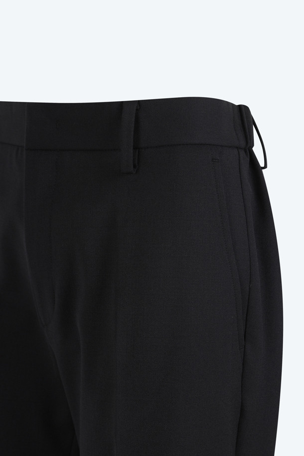 세련된 무드의 여성용 우븐 크롭 슬랙스입니다. 울 혼방 소재로 제작되어 부드러운 촉감과 얇은 두께감으로 편안한 착용감을 선사합니다. 미니멀하고 클래식한 디자인에 블랙 컬러, 스트레이트 핏, 크롭 기장으로 시크한 스타일을 연출합니다. 히든 클로저 방식과 무지 패턴으로 깔끔함을 더했으며, 오피스룩, 출근룩, 모임룩 등 다양한 TPO에 활용하기 좋습니다. 사계절 내내 활용 가능한 레귤러핏 슬랙스로, 당신의 스타일 지수를 높여보세요.
