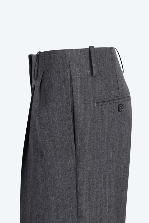 포근한 울 소재로 제작되어 가을, 겨울 시즌에 착용하기 좋은 여성 우븐 와이드 슬랙스입니다. 톤 다운된 그레이 컬러에 무지 패턴으로 미니멀하고 클래식한 스타일을 연출합니다. 넉넉한 와이드 핏에 긴 기장으로 다리 라인을 커버하며 시크한 무드를 더합니다. 오피스룩, 출근룩, 겨울 데일리룩 등 다양한 TPO에 활용할 수 있으며, 히든 클로저 디테일로 깔끔함을 더했습니다.
