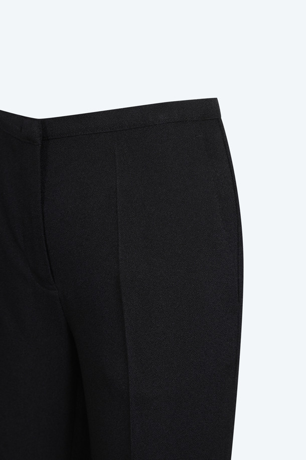 세련된 플레어 핏이 돋보이는 여성용 블랙 크롭 슬랙스입니다. 봄, 여름, 가을 시즌에 착용하기 좋으며, 베이직하고 미니멀한 스타일을 연출합니다. 비스코스 소재로 제작되어 편안한 착용감을 선사하며, 데이트룩이나 오피스룩 등 다양한 TPO에 활용 가능합니다. 미니멀, 클래식, 시크한 스타일에 매치하여 자신만의 스타일을 완성해 보세요. 무지 디자인으로 어떤 상의와도 잘 어울려 활용도가 높습니다.
