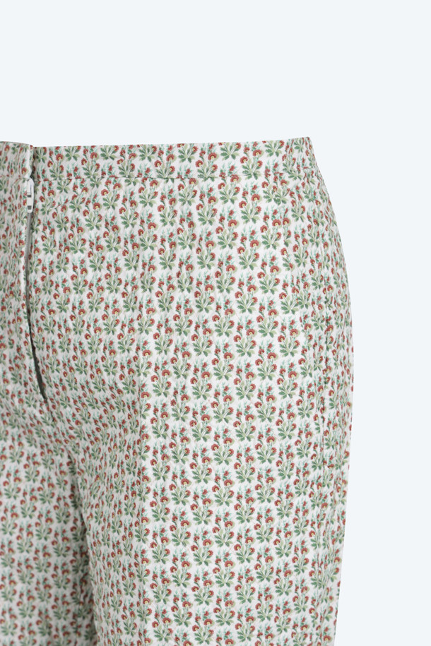 세련된 무드의 크롭 패턴 슬랙스입니다. 비스코스 소재로 제작되어 부드러운 촉감을 선사하며, 플레어 핏으로 다리가 길어 보이는 효과를 줍니다. 일상, 데이트룩, 카페룩, 모임룩 등 다양한 TPO에 활용 가능하며, 클래식, 미니멀, 시크 스타일을 연출하기 좋습니다. 크롭 기장과 패턴 디자인이 트렌디함을 더해줍니다.
